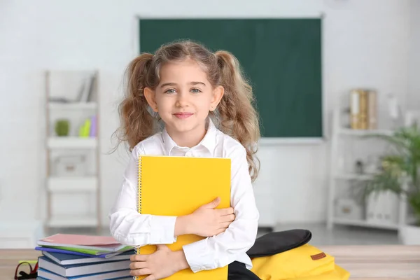 Süß Klein Schulmädchen Klassenzimmer — Stockfoto
