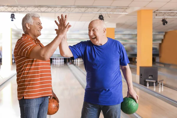 Portrait Senior Men Giving Each Other High Five Bowling Club — Stock Photo, Image