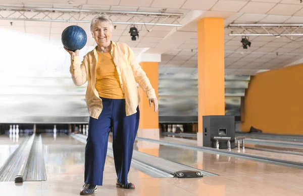 Senior Woman Playing Bowling Club — Stock Photo, Image
