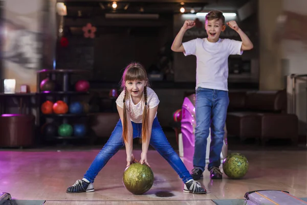 Küçük Çocuklar Kulüpte Bowling Oynuyor — Stok fotoğraf