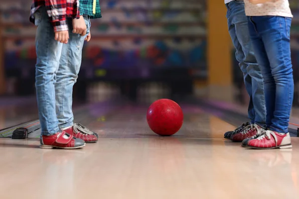 Malé Děti Hrajou Bowling Klubu — Stock fotografie