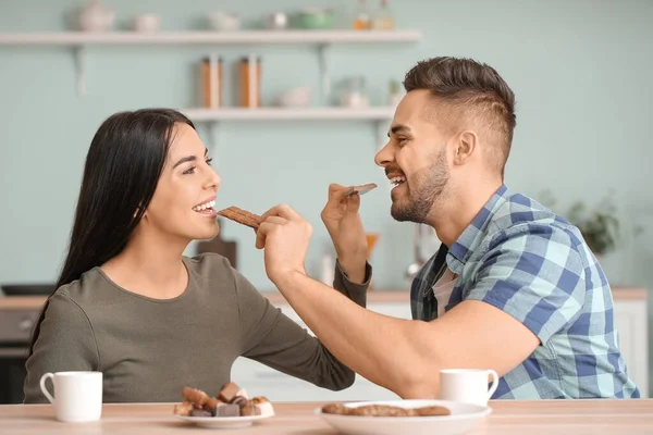 Hermosa Pareja Joven Comiendo Chocolate Cocina — Foto de Stock