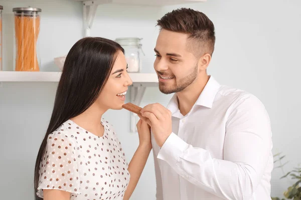 Belo Jovem Casal Comendo Chocolate Cozinha — Fotografia de Stock