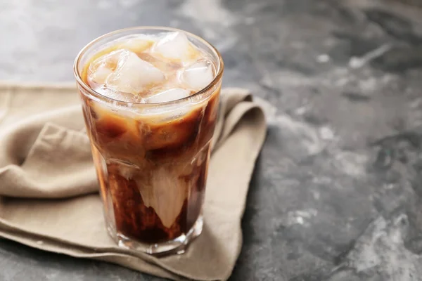 Vaso Sabroso Café Helado Sobre Fondo Oscuro — Foto de Stock