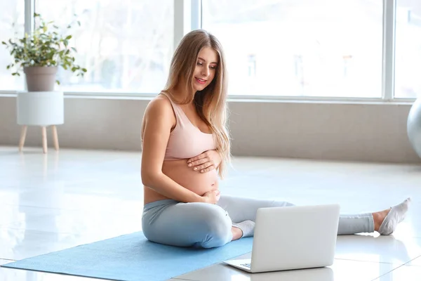 Красивая Молодая Беременная Женщина Ноутбуком Обучение Дому — стоковое фото