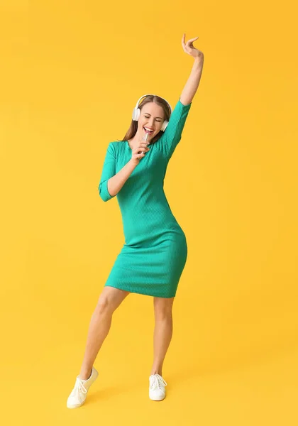 Hermosa Joven Escuchando Música Bailando Sobre Fondo Color — Foto de Stock