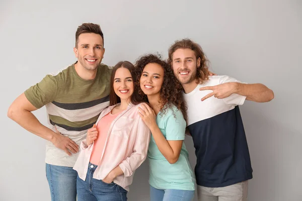 Amigos Tomando Selfie Sobre Fondo Gris — Foto de Stock