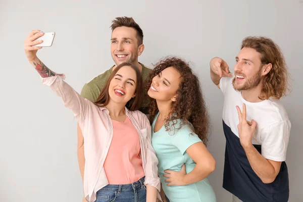 Amici Che Scattano Selfie Sfondo Grigio — Foto Stock