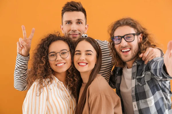 Amigos Tomando Selfie Sobre Fondo Color — Foto de Stock