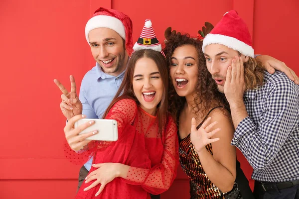 Amigos Tirando Selfie Festa Natal — Fotografia de Stock