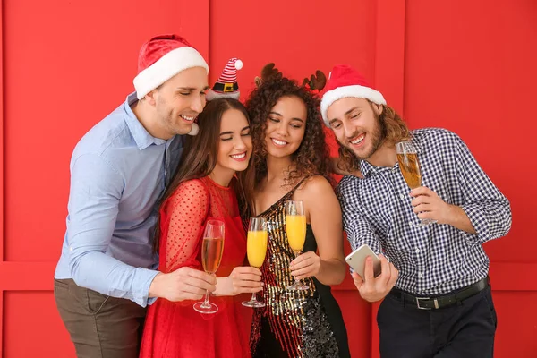 Amigos Tirando Selfie Festa Natal — Fotografia de Stock