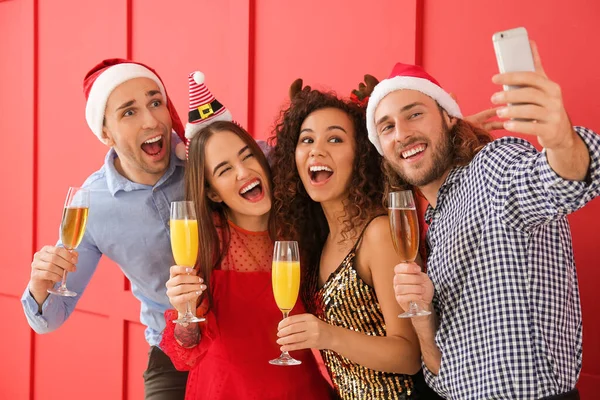 Amigos Tomando Selfie Fiesta Navidad —  Fotos de Stock