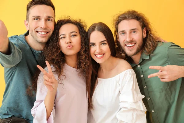 Amigos Tomando Selfie Sobre Fondo Color — Foto de Stock