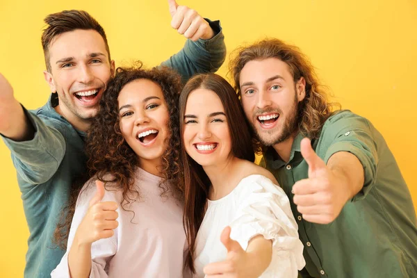 Amigos Tomando Selfie Sobre Fondo Color — Foto de Stock