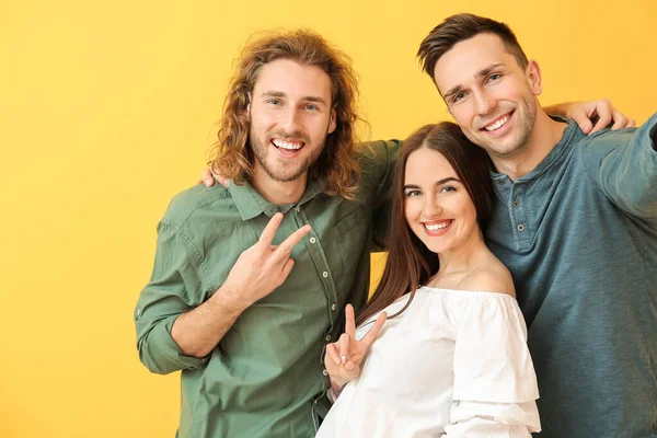 Amigos Tomando Selfie Sobre Fondo Color — Foto de Stock