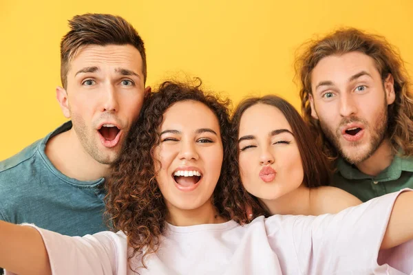 Amici Che Scattano Selfie Sfondo Colori — Foto Stock