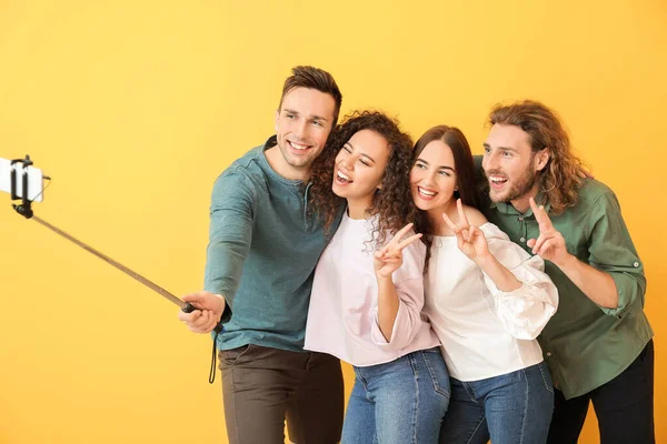 Vrienden Nemen Selfie Kleur Achtergrond — Stockfoto