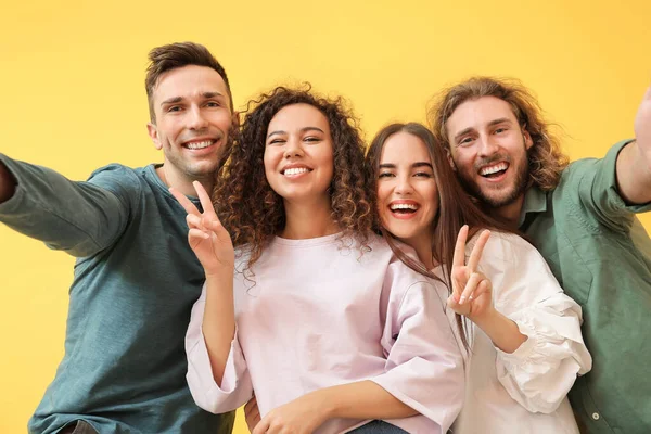 Amigos Tomando Selfie Sobre Fondo Color — Foto de Stock