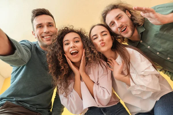 Amici Che Fanno Selfie Casa — Foto Stock