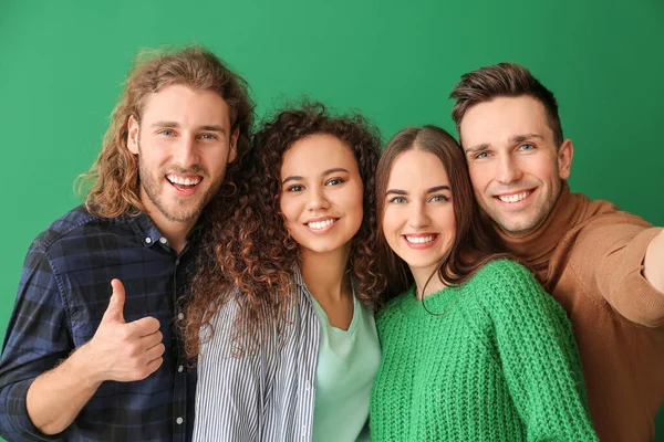 Amigos Tomando Selfie Sobre Fondo Color — Foto de Stock