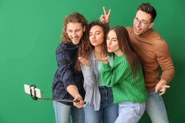 Amici Che Scattano Selfie Sfondo Colori — Foto Stock