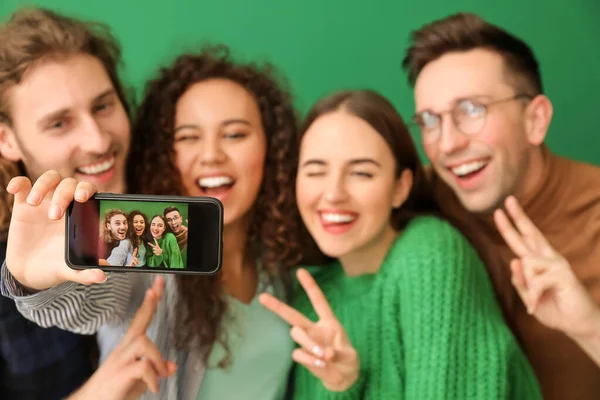 Amici Che Scattano Selfie Sfondo Colori — Foto Stock