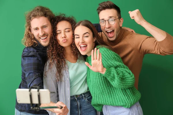 Amigos Tomando Selfie Sobre Fondo Color — Foto de Stock