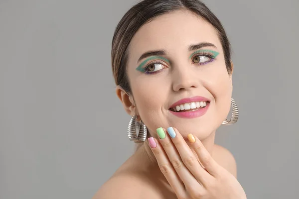Jonge Vrouw Met Mooie Manicure Grijze Achtergrond — Stockfoto
