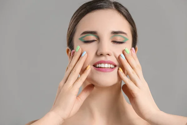 Mujer Joven Con Hermosa Manicura Sobre Fondo Gris — Foto de Stock