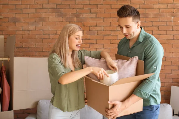 Junges Paar Packt Umzugstag Seiner Neuen Wohnung Aus — Stockfoto