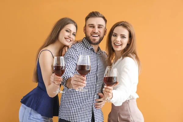 Happy People Glasses Wine Color Background — Stock Photo, Image