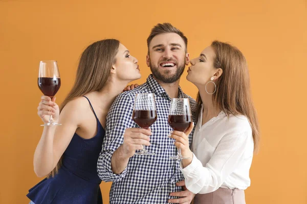 Glückliche Menschen Mit Weingläsern Auf Farbigem Hintergrund — Stockfoto