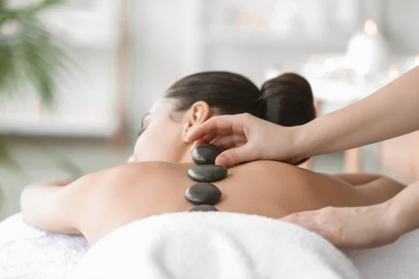 Piękna Młoda Kobieta Relaks Salonie Spa — Zdjęcie stockowe