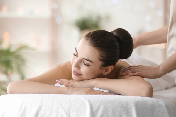 Mooie Jonge Vrouw Ontvangst Massage Spa Salon — Stockfoto