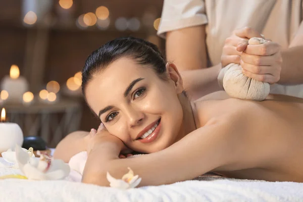 Bella Giovane Donna Che Riceve Massaggio Nel Salone Spa — Foto Stock