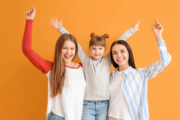 Gelukkig Lesbisch Paar Met Weinig Geadopteerd Meisje Kleur Achtergrond — Stockfoto