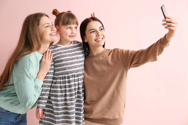 Glad Lesbisk Par Med Liten Adopterad Flicka Tar Selfie Färg — Stockfoto