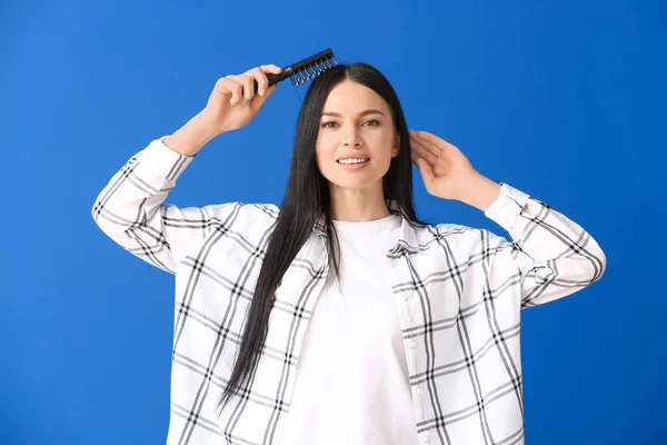 Mulher Bonita Escovando Cabelo Contra Fundo Cor — Fotografia de Stock