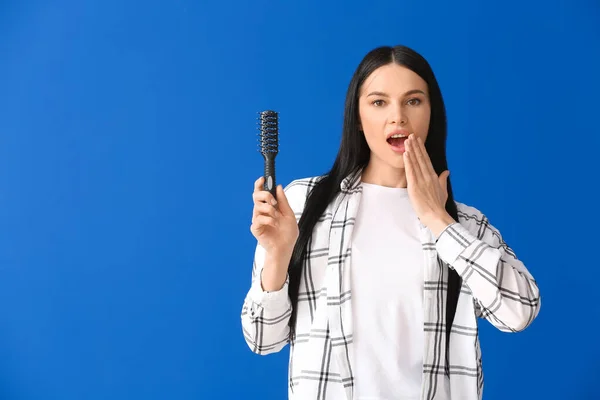 Renkli Arka Planda Saç Fırçası Olan Şaşırmış Genç Bir Kadın — Stok fotoğraf