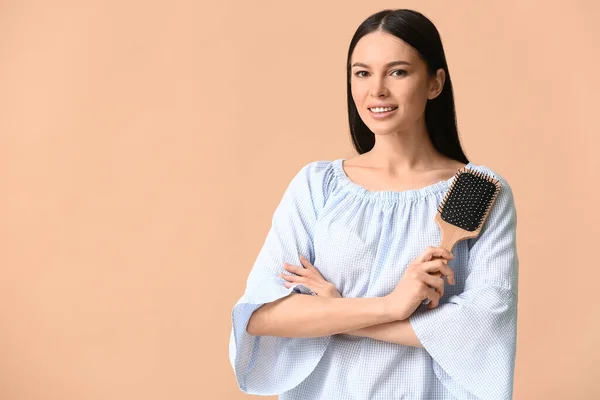 Belle Jeune Femme Avec Brosse Cheveux Sur Fond Couleur — Photo