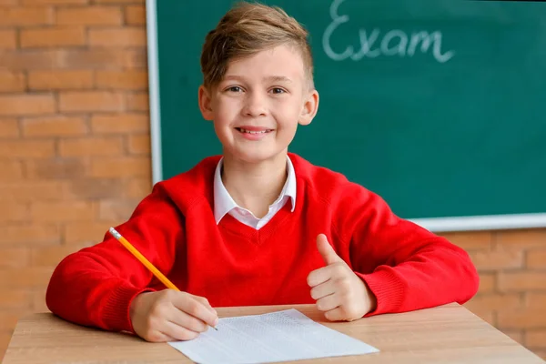 Aluno Passando Exame Escola — Fotografia de Stock