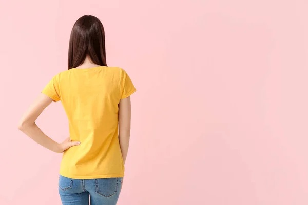 Femme Shirt Élégant Sur Fond Couleur — Photo