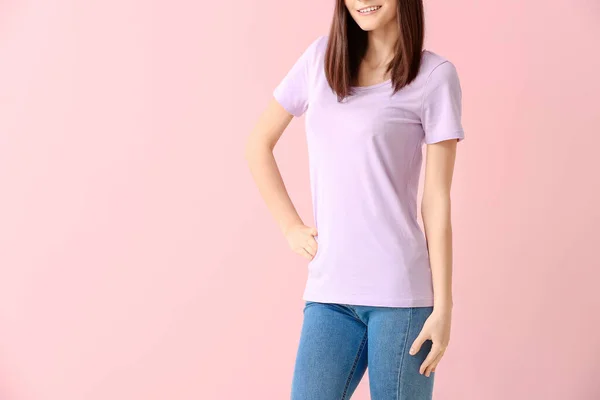 穿着色系背景的时髦T恤的女人 — 图库照片