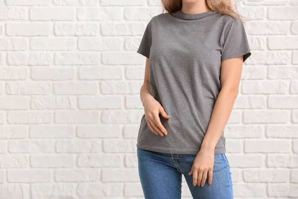 Frau Stylischen Shirt Auf Weißem Backsteinhintergrund — Stockfoto