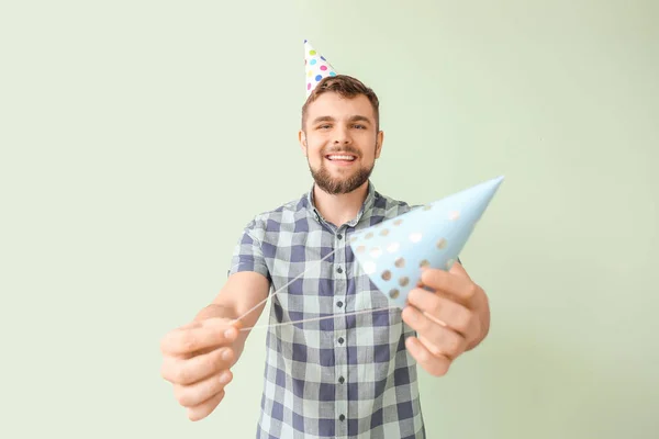 Knappe Man Vieren Verjaardag Kleur Achtergrond — Stockfoto