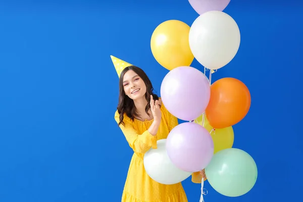 Schöne Junge Frau Feiert Geburtstag Auf Farbigem Hintergrund — Stockfoto