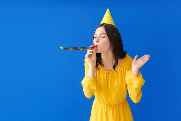 Schöne Junge Frau Feiert Geburtstag Auf Farbigem Hintergrund — Stockfoto