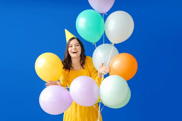 Mooie Jonge Vrouw Vieren Verjaardag Kleur Achtergrond — Stockfoto
