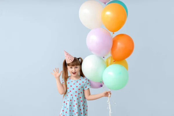 Kleines Mädchen Feiert Geburtstag Auf Farbigem Hintergrund — Stockfoto