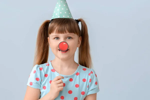 Маленькая Девочка Празднует День Рождения Цветном Фоне — стоковое фото
